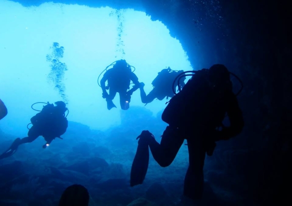 Grotte dei Dois Olhos e Regona